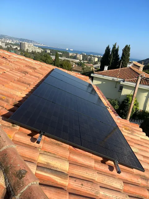Panneaux solaires noirs sur toiture de maison avec vue mer, Côte d’Azur